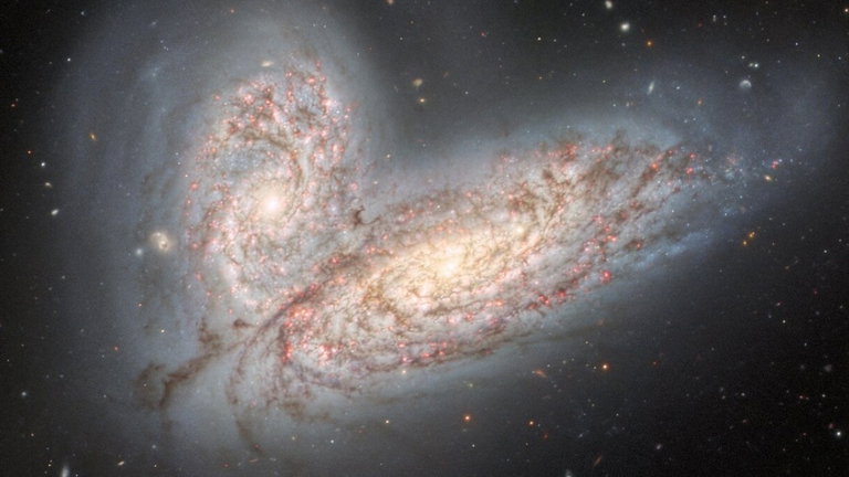 Esta bellísima mariposa espacial generada con la fusión de galaxias es el inevitable destino de la Vía Láctea