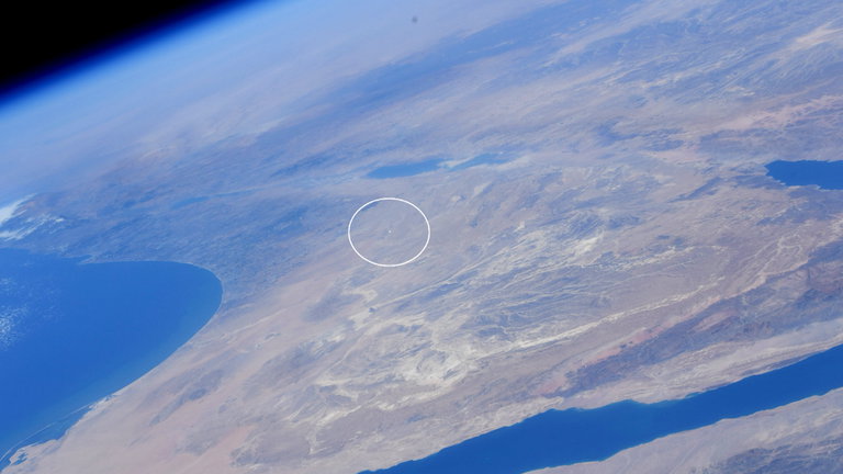 Ha aparecido una brillante luz en medio del desierto que puede verse desde el espacio, pero tiene explicación