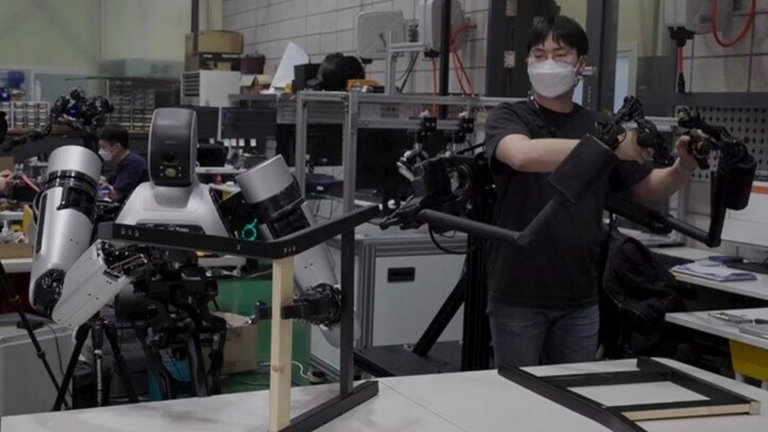 Este robot con control háptico es una maravilla, y te lo demuestra en vídeo montando muebles de IKEA