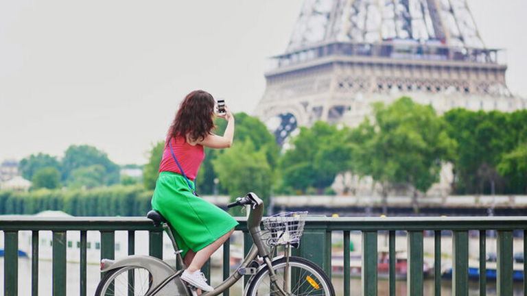 Una bicicleta eléctrica y 4000 euros: en Francia este es el precio que el gobierno te ofrece por tu coche