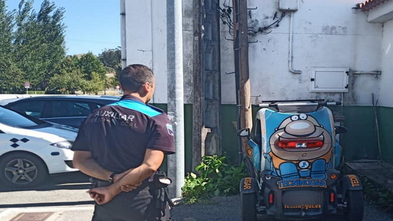 Cargar el coche eléctrico en una farola parecía una buena idea para este conductor, pero le ha costado caro