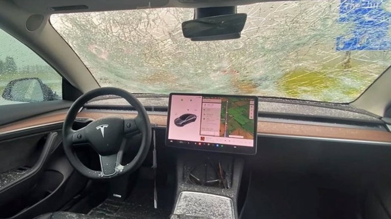Dentro de un Tesla durante una brutal tormenta de granizo: el coche quedó completamente destrozado