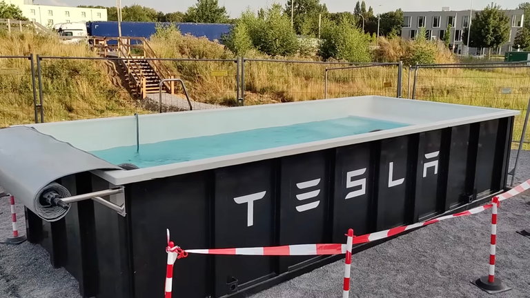 Cargar tu coche eléctrico mientras te refrescas ya es posible gracias a esta increíble piscina de Tesla
