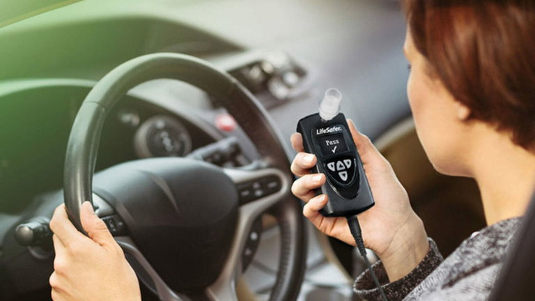 Si has bebido, el coche se bloquea: proponen integrar un alcoholímetro inteligente en los nuevos modelos