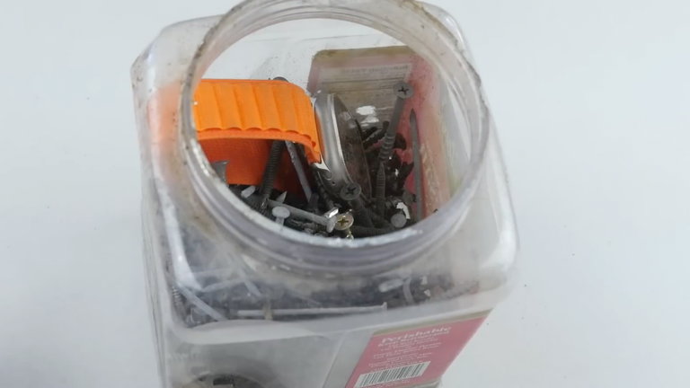 Un martillo, clavos y una cámara de test de inmersión: así se ha puesto a prueba al Apple Watch Ultra
