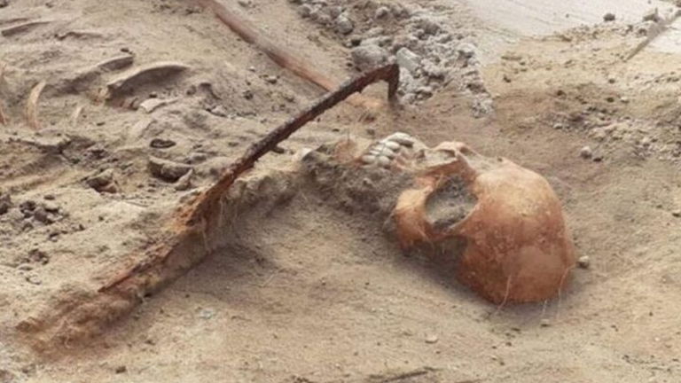 En Polonia han desenterrado un "vampiro": no tiene colmillos, pero fue sepultado de una manera muy especial