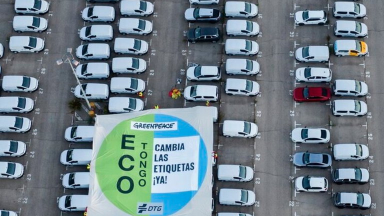 La polémica pegatina ecológica de la DGT: Greenpeace dice que es un "tongo" para engañar al consumidor