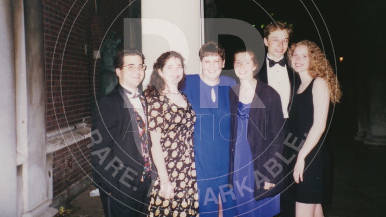 Una exnovia de Elon Musk está subastando fotos antiguas del magnate y no son precisamente baratas
