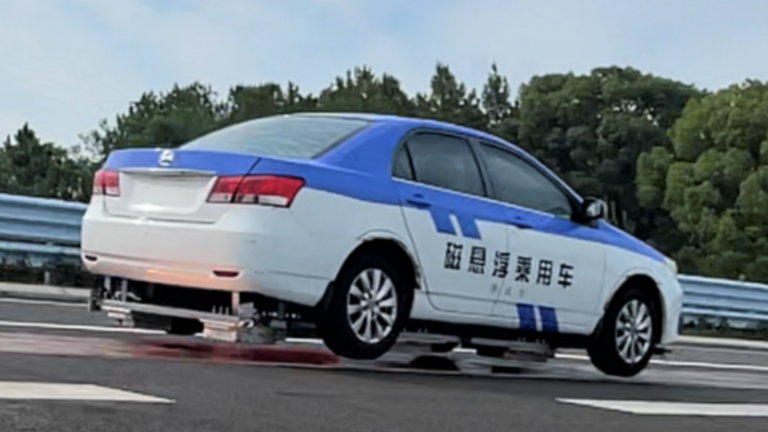 Tiene ruedas pero no las necesita: así es el prototipo de coche que es capaz de desplazarse levitando