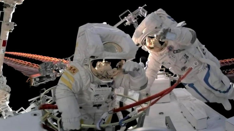 Simulacro espacial: así es como astronautas chinos llevan a cabo misiones de rescate con gravedad cero