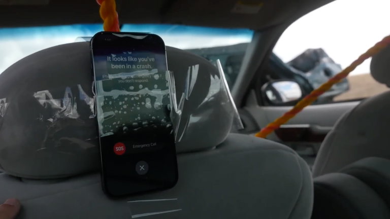 Tenía que pasar: un youtuber estrella su coche para comprobar la Detección de Accidentes de los nuevos iPhone