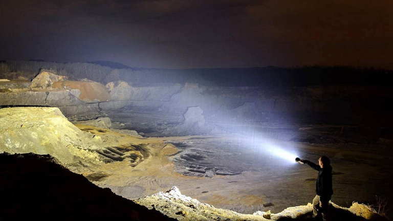 Esta es la linterna más potente del mundo: un auténtico sol en tus manos que emite hasta 100.000 lúmenes