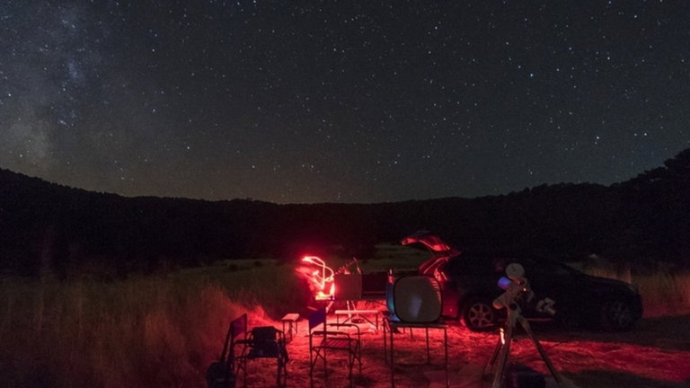 Si quieres disfrutar de las estrellas y el cielo nocturno al máximo, llévate una luz roja: este es el por qué