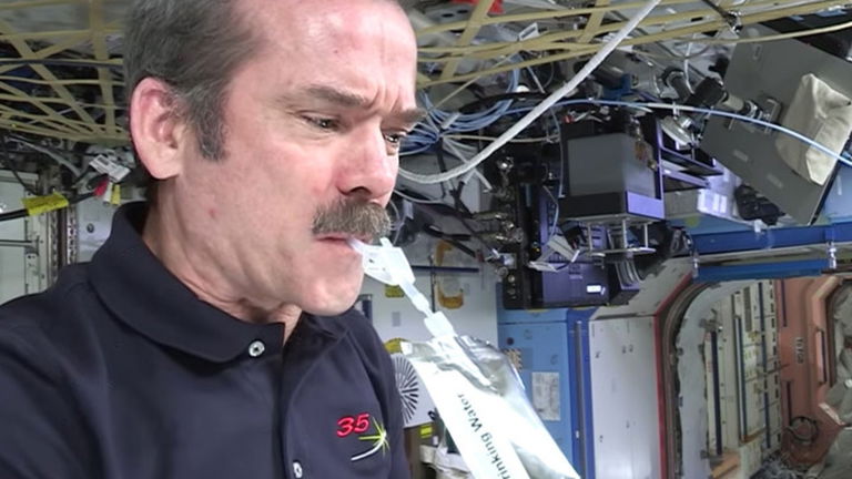 ¿Pueden los astronautas beber en el espacio? Qué dice la NASA sobre las cogorzas cósmicas