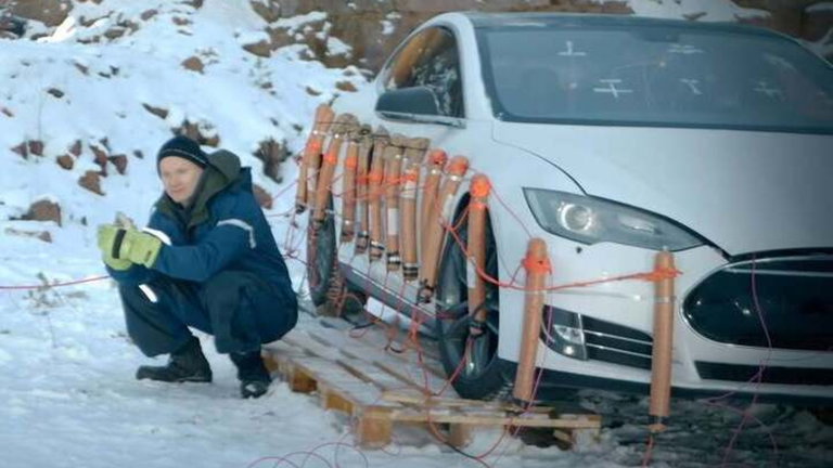 El calvario si te quedas sin batería en un Tesla: este conductor no puede ni coger la documentación