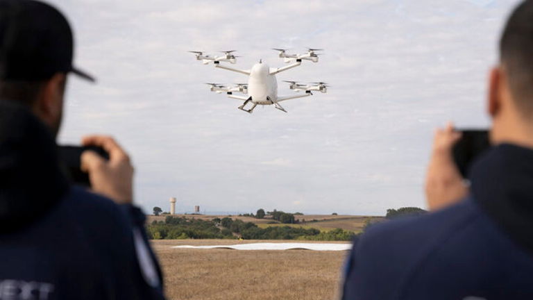 Este increíble taxi volador hecho en España ha completado con éxito el primer vuelo en espacio aéreo urbano