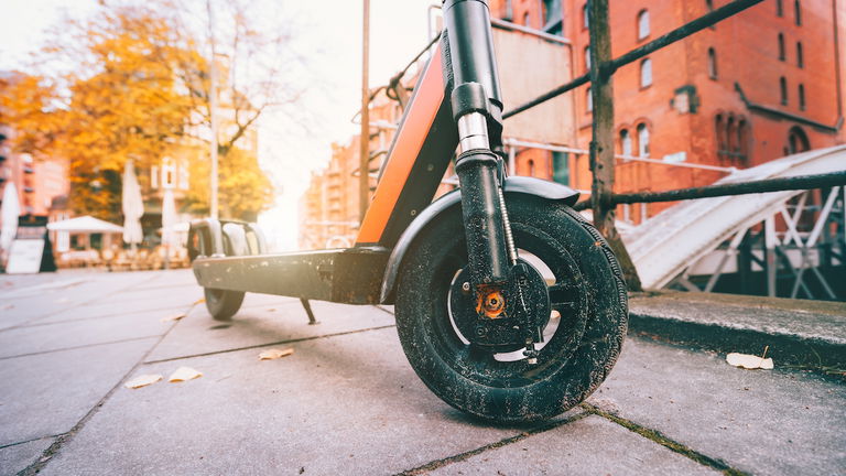 ¿Me pueden multar por aparcar el patinete eléctrico en la acera?