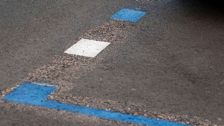 Todo sobre las plazas SER, zonas de estacionamiento especiales con línea blanca y azul que ya están en España