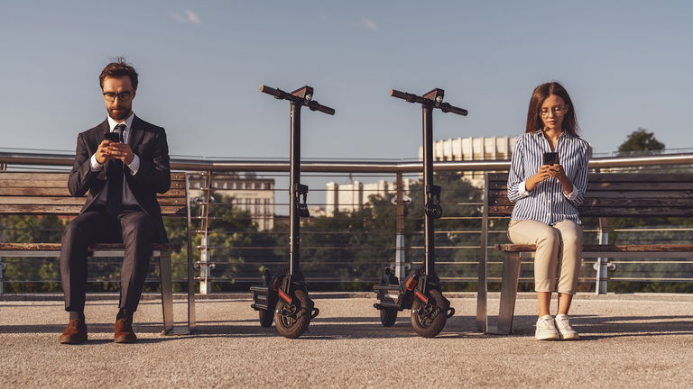 ¿Pueden los patinetes eléctricos ir por la acera?