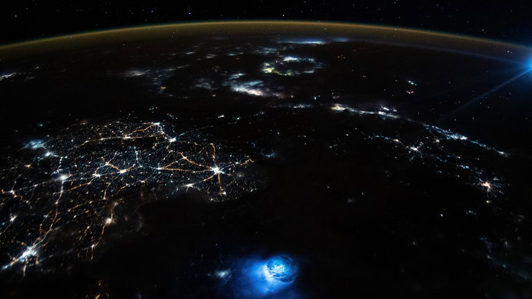 Dos extrañas luces azules aparecen en la atmósfera: un misterio que ha sido fotografiado desde la EEI