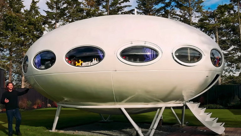 No, no es un platillo volante, es una casa completamente equipada para enamorar a los frikis de lo retro