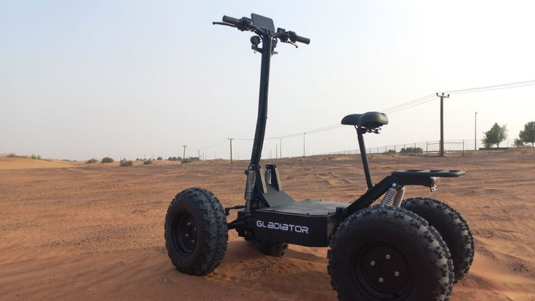 Este es Gladiator, el imponente híbrido fruto de la unión de un todoterreno con un patinete eléctrico