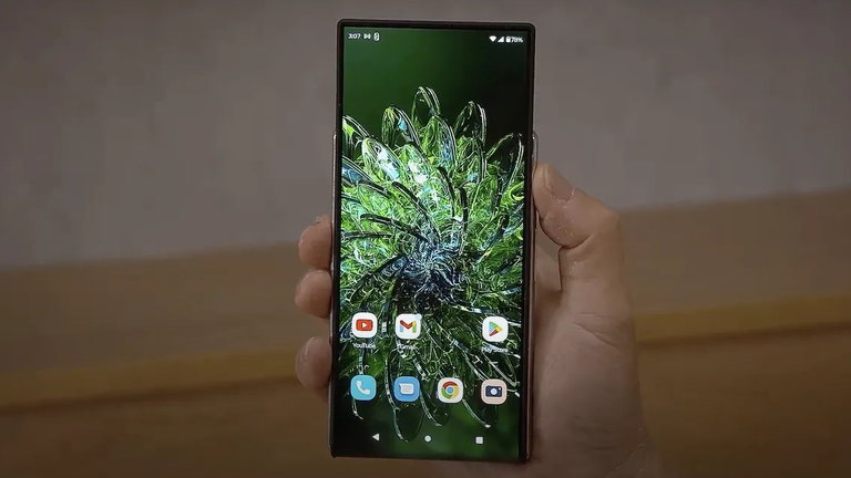 Motorola se enrolla: así es su nuevo prototipo de teléfono, que crece presionando un botón