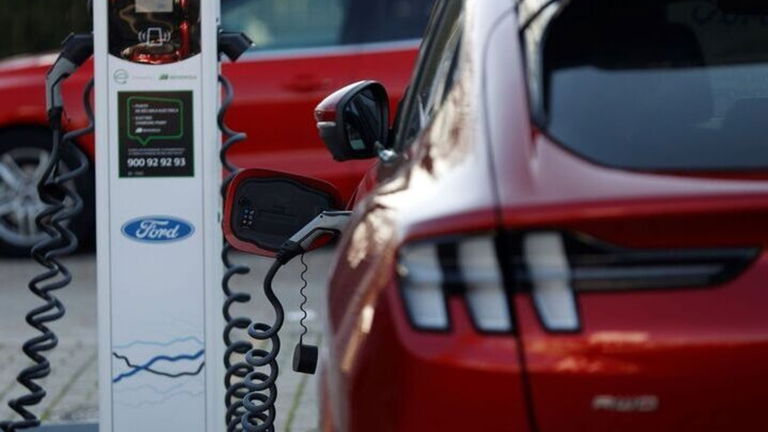 Así es el Plan MOVES, la desastrosa medida del Gobierno para ahorrar en la compra de coches eléctricos