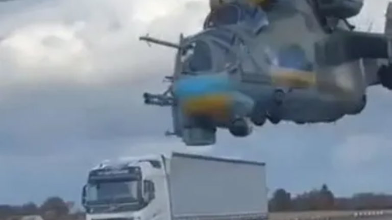 El impactante vídeo de un avión de combate ucraniano volando a 15 metros de la autopista para no ser detectado