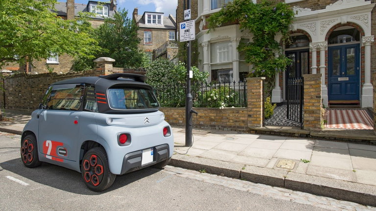 Cargar el coche en una farola: una alternativa a los puntos de carga privados que Citröen ya está probando