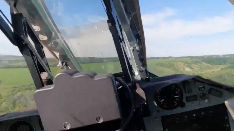 Así es la impresionante grabación de la eyección de un piloto ucraniano antes de que su caza se estrelle