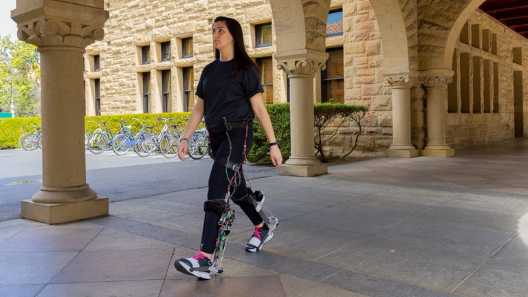 No parece muy práctico, pero este exoesqueleto robot te permite caminar a más velocidad y sin esfuerzo