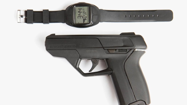 Esta fue la primera pistola inteligente, y de un vistazo ya te imaginas por qué fue un completo fracaso