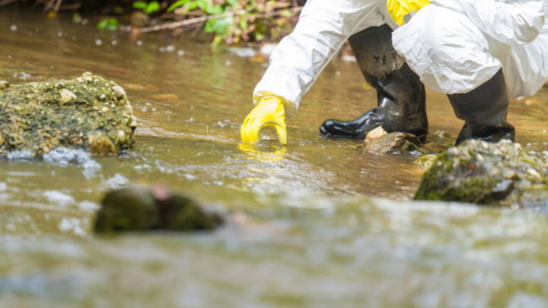 Estos son los "químicos eternos", la contaminación inmortal que más daño le está haciendo al ser humano
