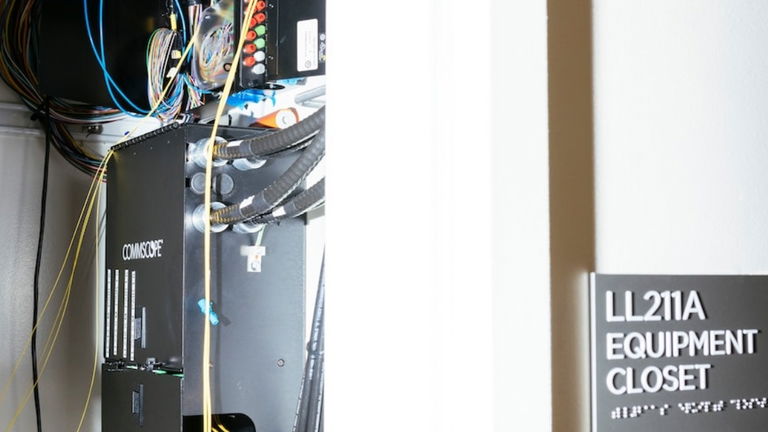 Estos científicos están probando un internet cuántico que no se puede hackear, y lo han metido en un armario