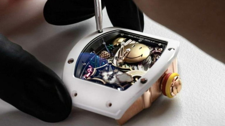 Este reloj de emojis es la cosa más hortera que verás hoy, y lo peor es que cuesta 1,2 millones de dólares