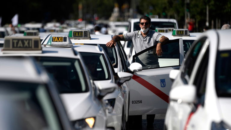 La DGT lista las ciudades donde más cosas se olvidan en los taxis: móviles, joyas y hasta un vestido de novia