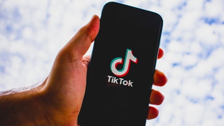 TikTok se ha cansado de luchar: ha confirmado que introducirá contenido solo para adultos