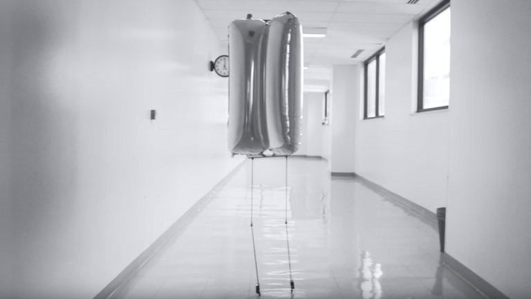 Bajar escaleras, saltar y hasta caminar sobre el agua: este robot es tan ligero que puede con todo