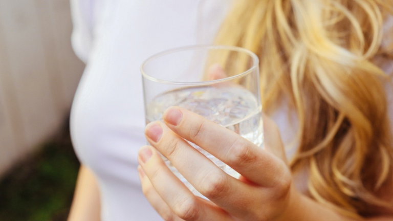 La ciencia revela cuánta agua hay que beber al día, y pese a lo que muchos creen, no son 2 litros