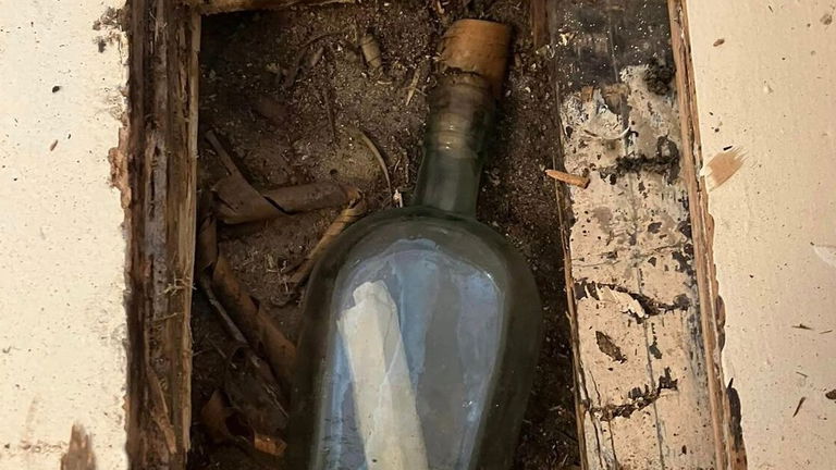 Digno de un película de aventuras: un fontanero descubre de casualidad un mensaje embotellado de hace 135 años