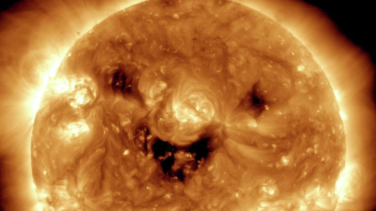 La explicación detrás de la curiosa fotografía del Sol con cara de emoji sonriendo