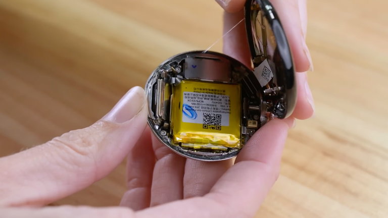 Alguien ha "destripado" un Píxel Watch para compararlo con el Apple Watch: por dentro, el ganador es indiscutible