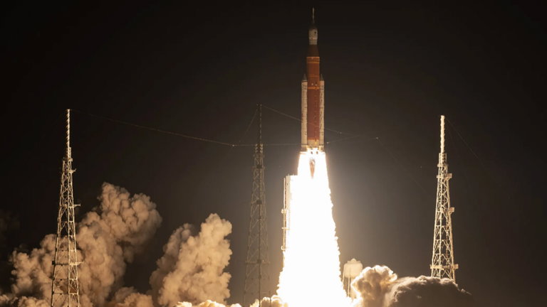 La Luna ya espera a la misión Artemis I: así ha sido el exitoso y esperado lanzamiento de la NASA