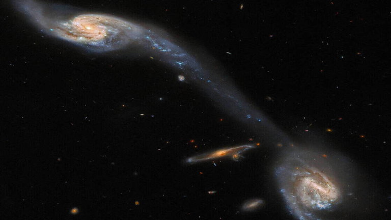 Un apretón de manos entre galaxias: el telescopio Hubble de la NASA inmortaliza un increíble puente cósmico