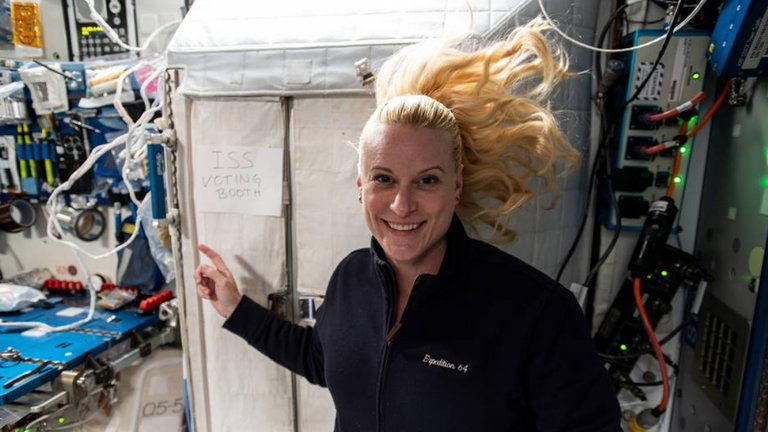 Estar en el espacio no te quita el derecho a votar: así es como lo hacen los astronautas de la NASA