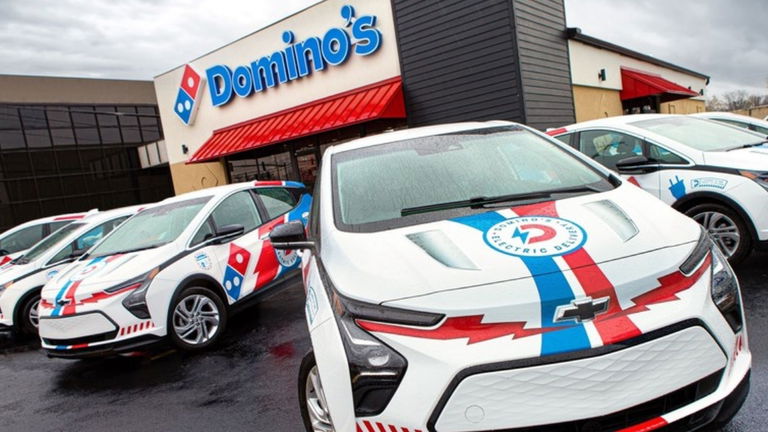 Domino's quiere electrificarse a lo grande: así es su nueva flota de más de 800 coches eléctricos de reparto