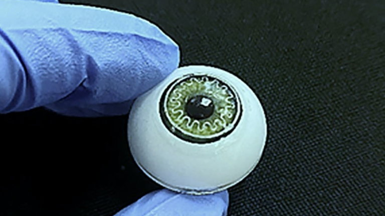 Lentillas inteligentes para detectar glaucomas: así es cómo los circuitos impresos curvados nos llevarán al futuro