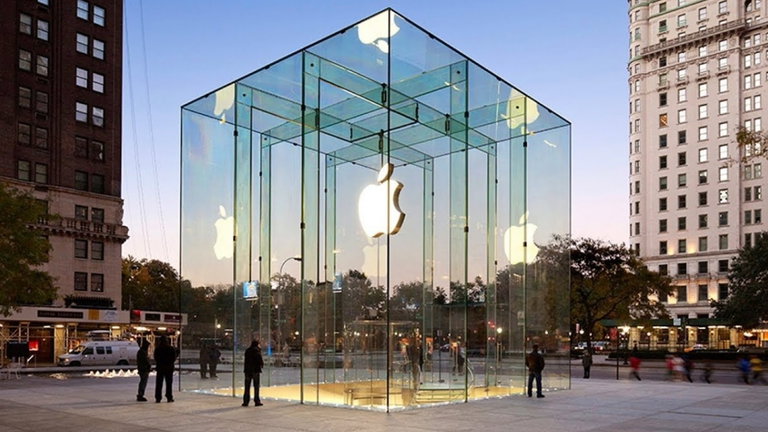 Por qué comprar 300 iPhone de golpe en Nueva York no es buena idea: puñetazo en la nariz y robo de madrugada