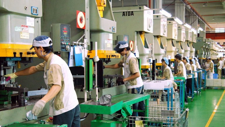 Militares retirados fabricando iPhones es la solución de China a la falta de trabajadores por la pandemia